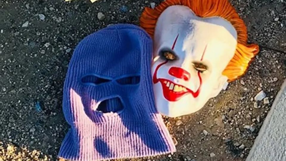Delincuente con máscara de payaso