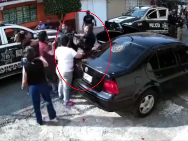 ¡otra Vez En Ecatepec Captan A Policía Lanzándose A Golpes Contra Una Mujer Video Línea Directa