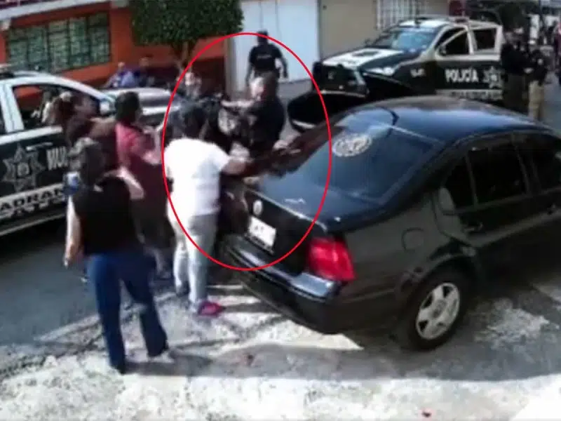 Policía agrede a mujer en Ecatepec