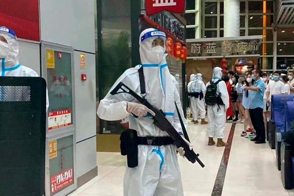 Custodian a pacientes COVID-19 con armas