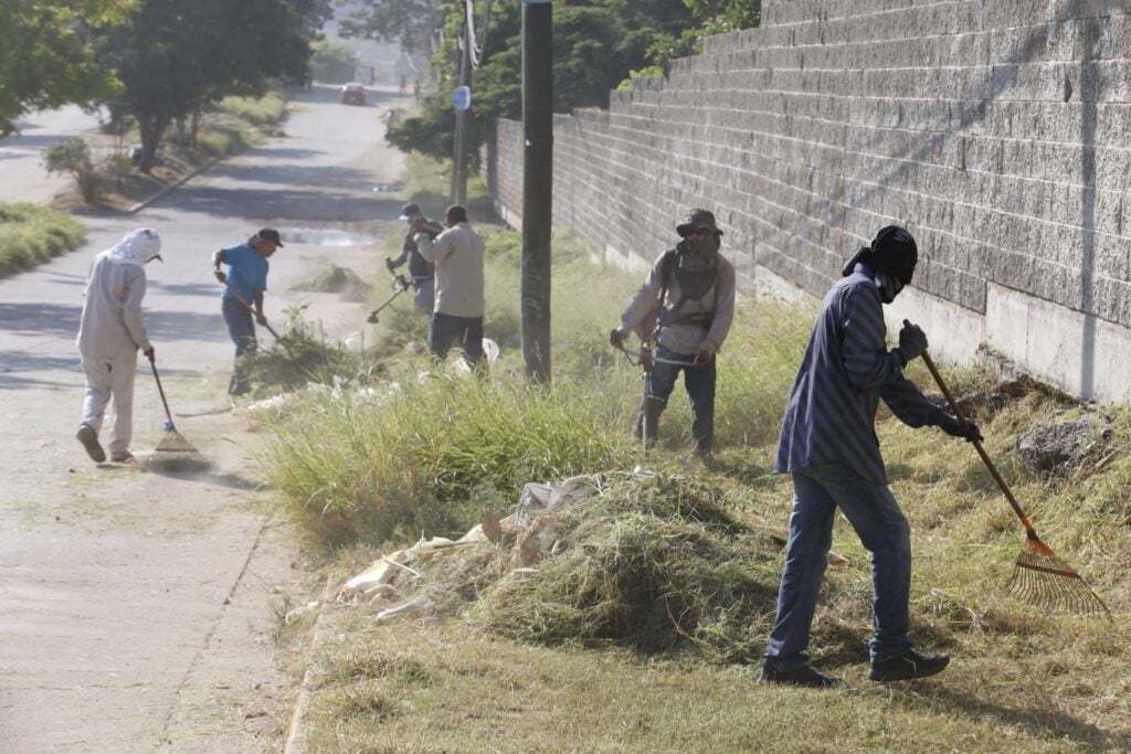 Retiran 12 toneladas de basura de camellones de la avenida Genaro Estrada, en el norte de la ciudad