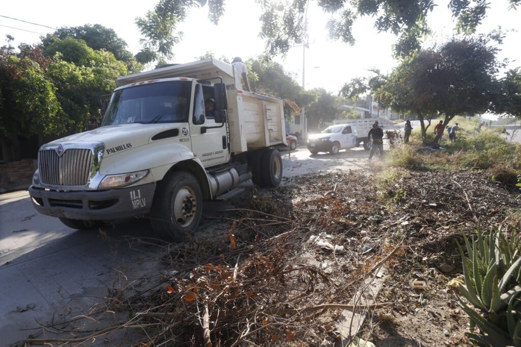 Retiran 12 toneladas de basura de camellones de la avenida Genaro Estrada, en el norte de la ciudad