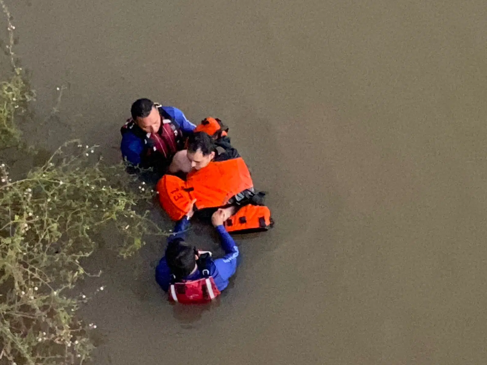 Rescate en puente río Culiacán.
