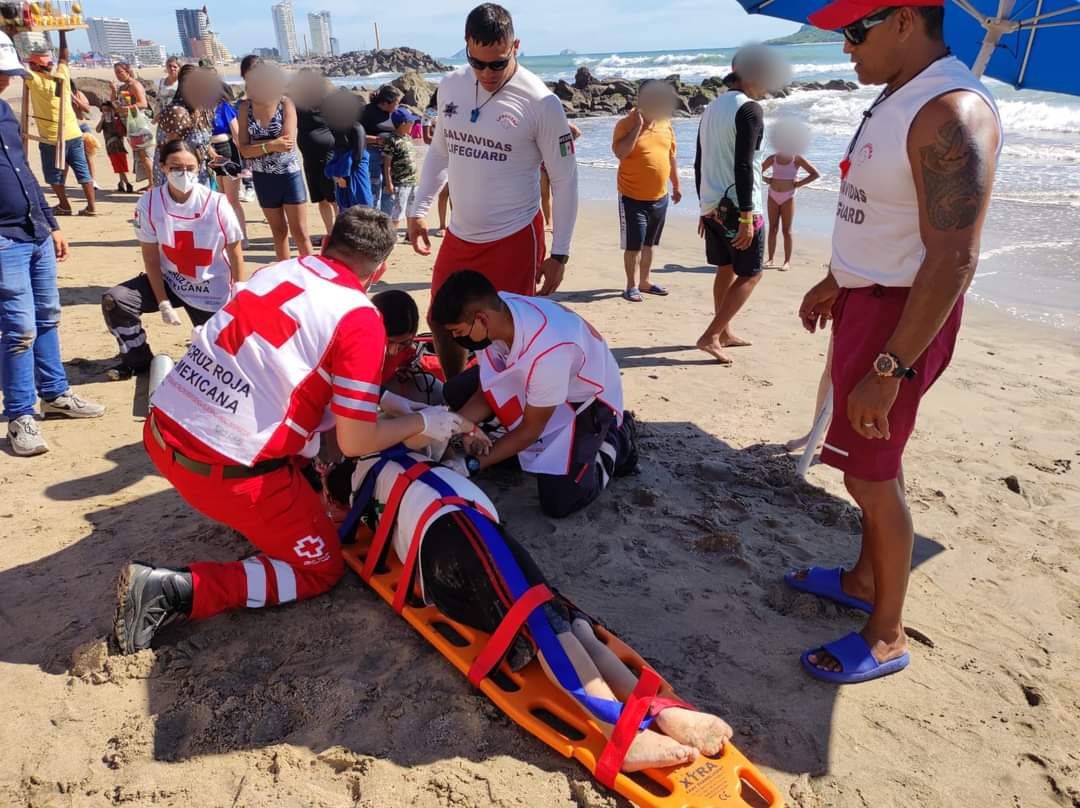 Rescatan a turista tapatío arrastrado por la corriente marina en playa de Mazatlán