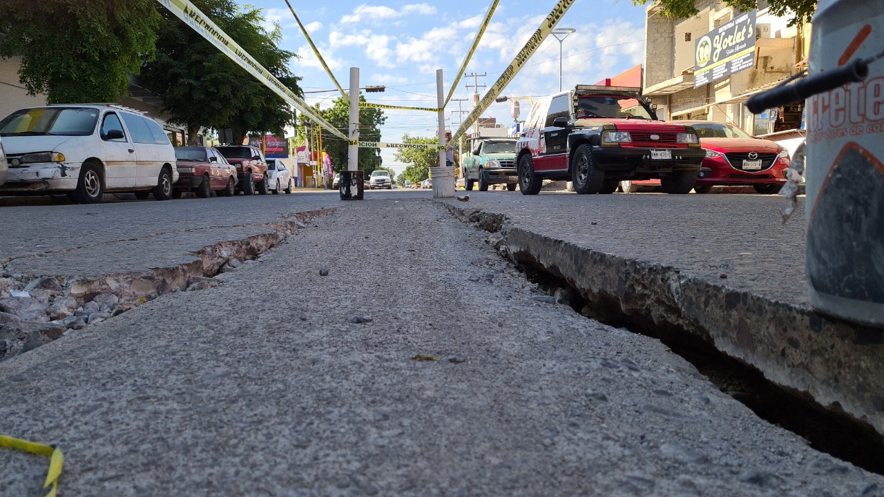 se abre socavón en Centro de Guamúchil
