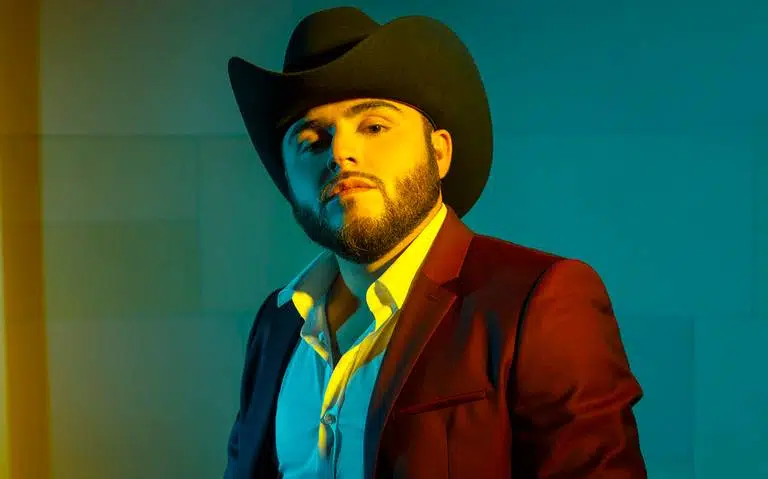 Trajes de Gerardo Ortiz