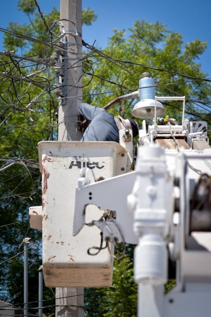 ¡Electrificación, escuelas y agua!