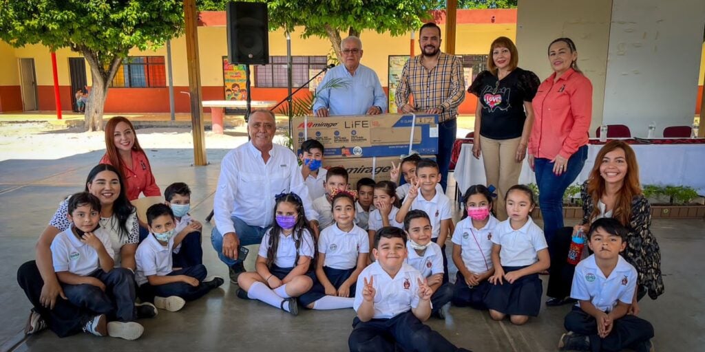 ¡Electrificación, escuelas y agua! 