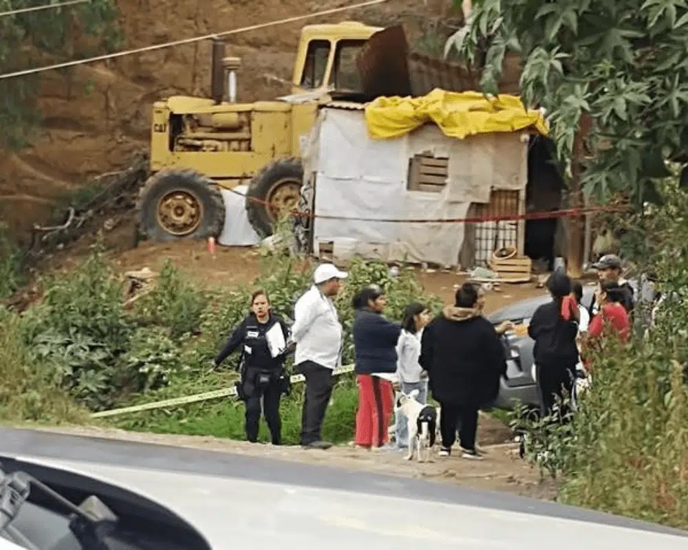 ¡Tragedia en Edomex! Muere conductor de retroexcavadora tras caer 15 metros la unidad