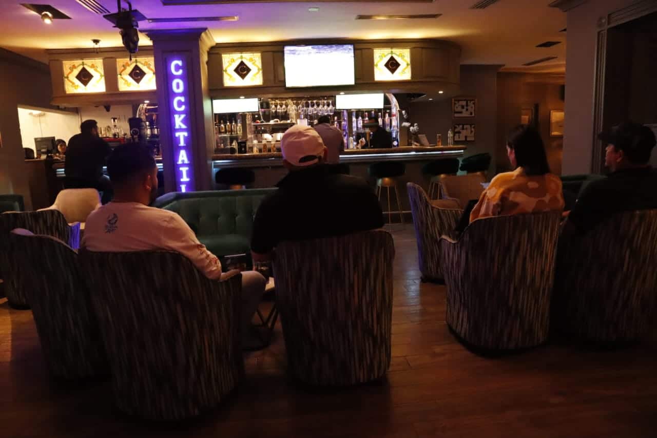 Sinaloenses disfrutan del partido ArgMex en restaurantes