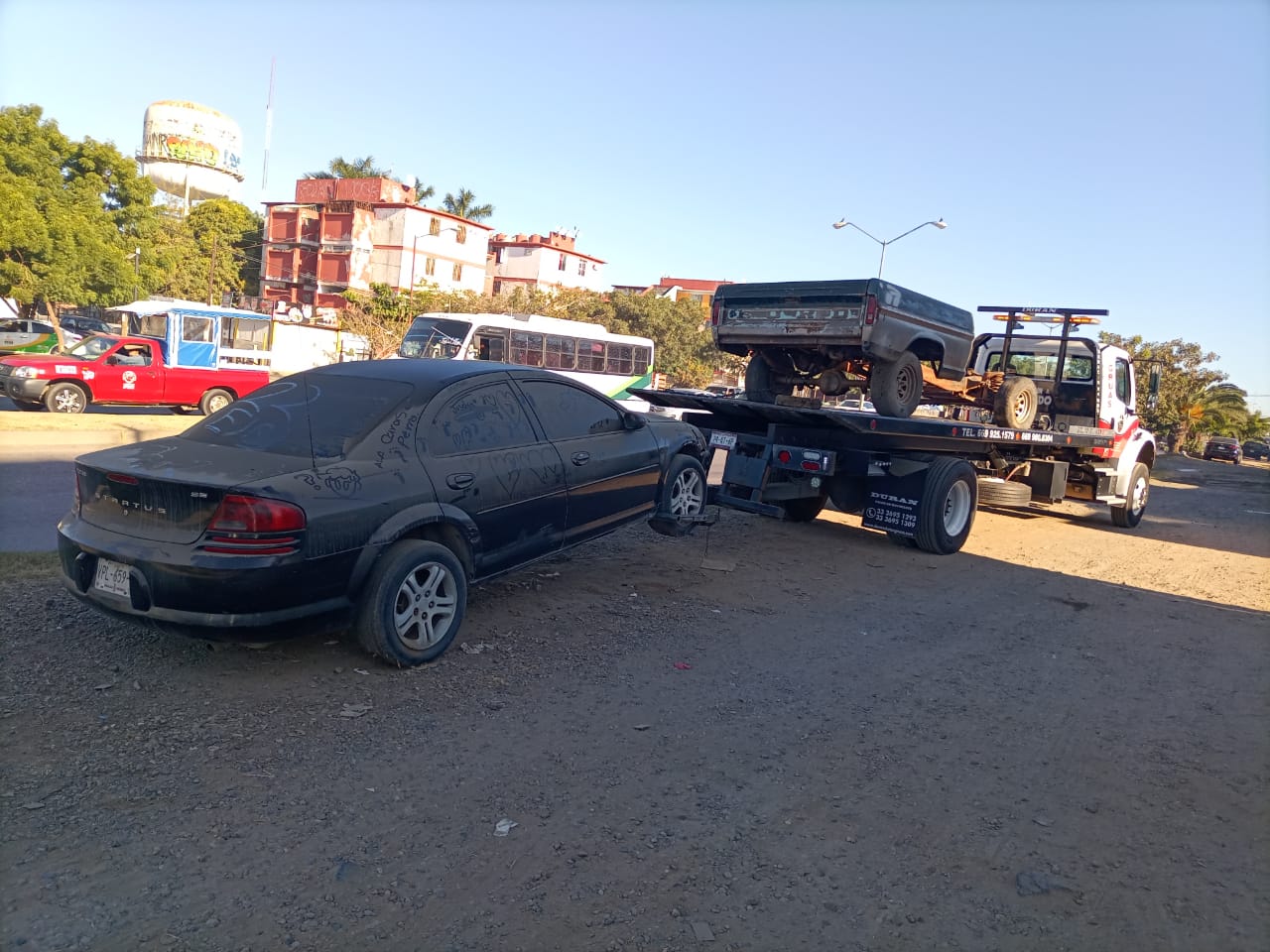 Vehículos abandonados en Mazatlán son levantados
