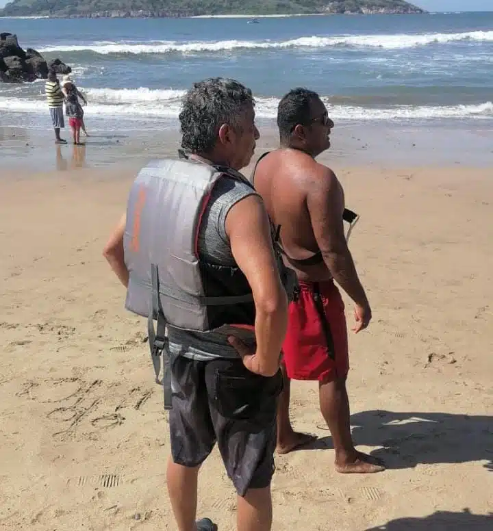 Rescatan a turistas de morir ahogados en Mazatlán