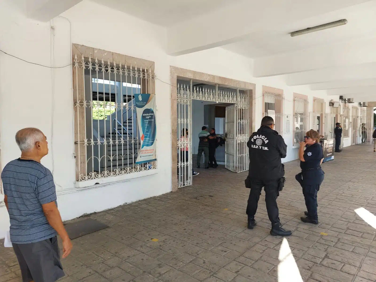 Policías mujeres blindan ayuntamiento de Mazatlán