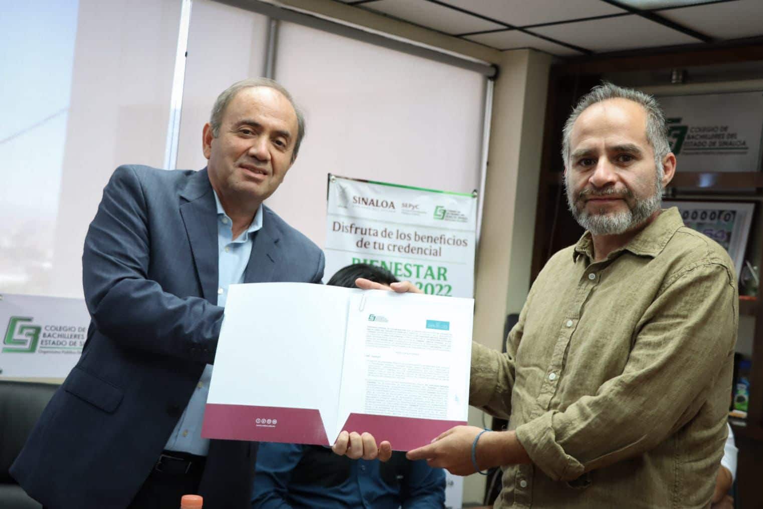 Director General de Cobaes entrega Tarjetas Bienestar Cobaes