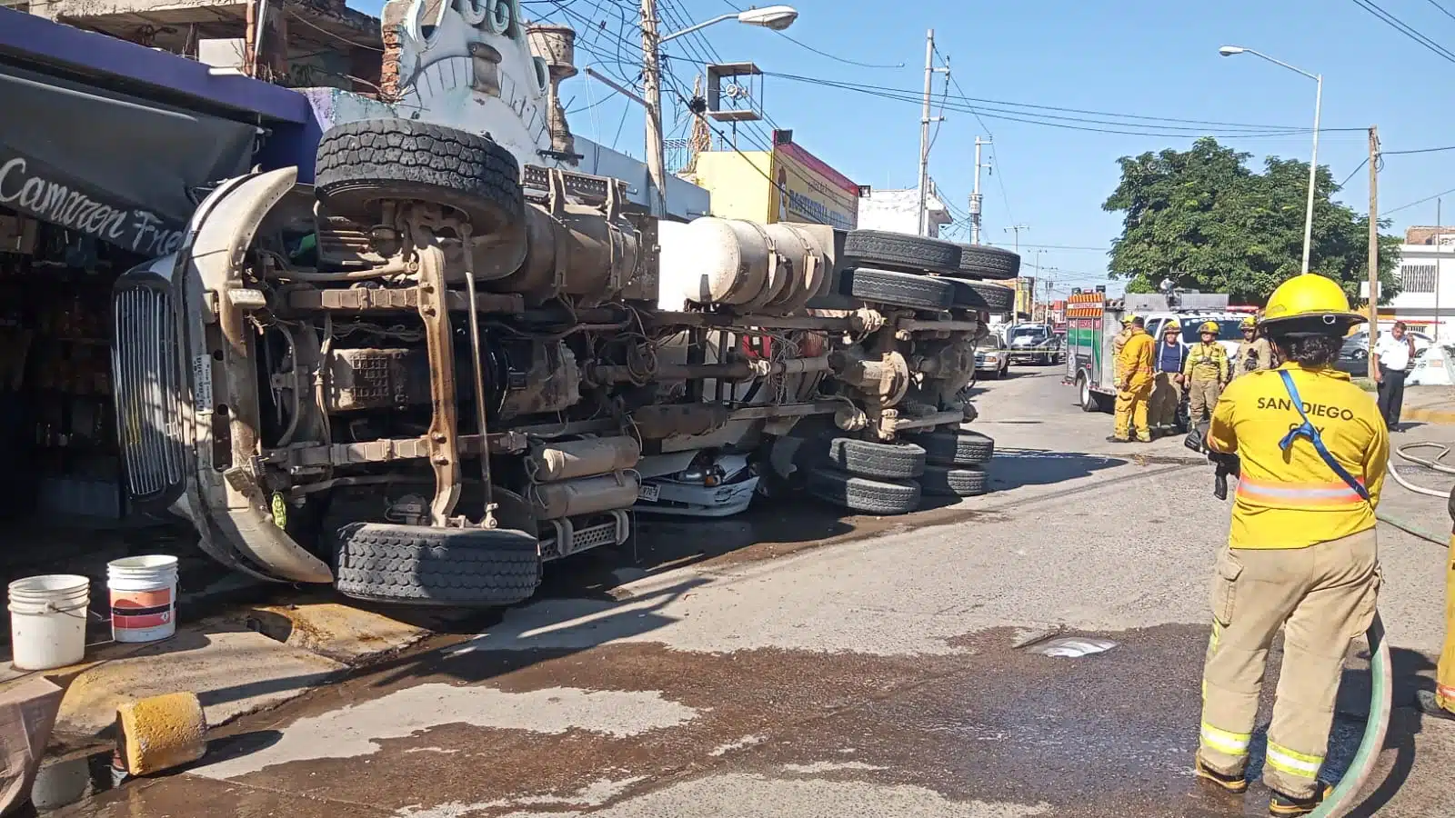 Accidente Mazatlán, Camión aplasta Tsuru