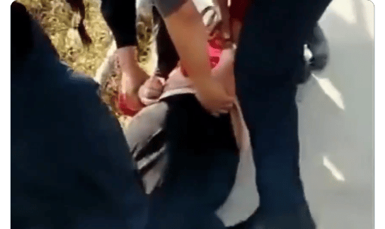 ¡De no creerse! Policías golpean a abuela de 60 años; la dejan inconsciente