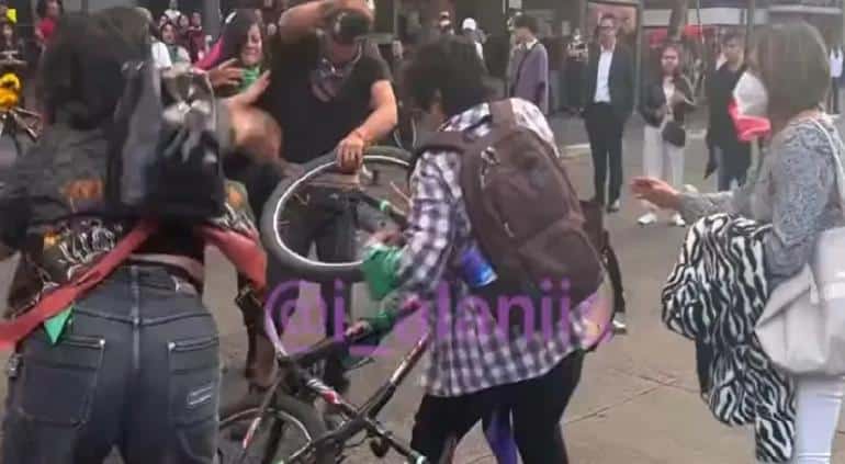 Ciclista es agredido por mujeres feministas durante marcha del Día contra la Violencia