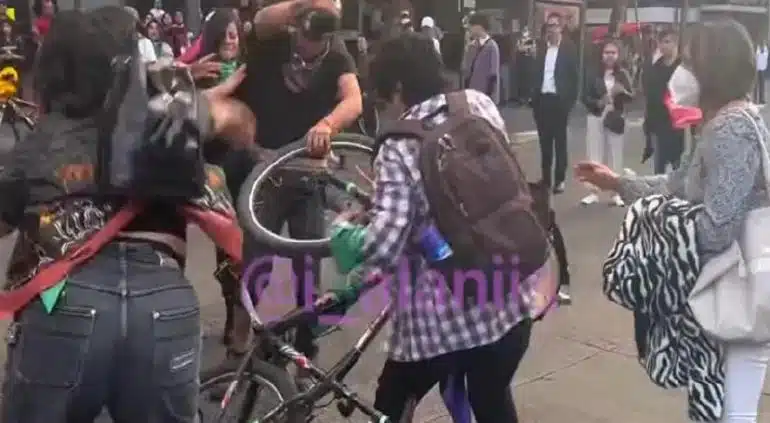 Ciclista es agredido por mujeres feministas durante marcha del Día contra la Violencia