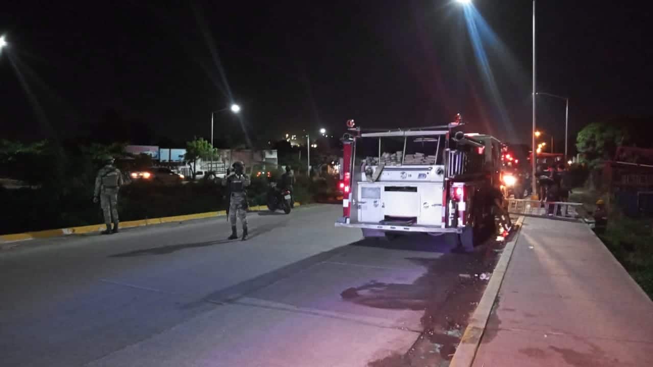 Arde recicladora cerca de Seguridad Pública en Mazatlán
