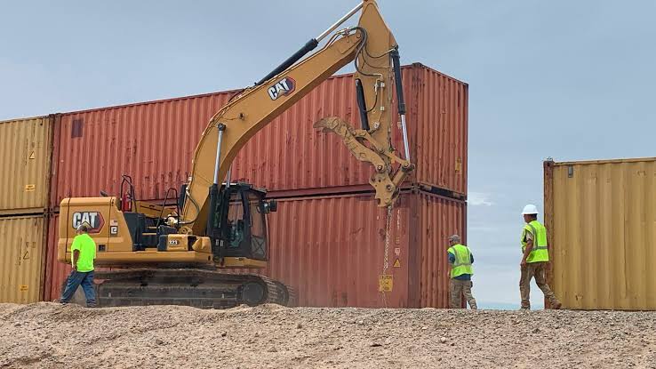 Arizona coloca contenedores en frontera con México; busca impedir acceso de migrantes