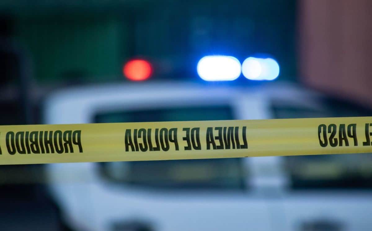 Una mujer y dos hombres fueron asesinados en el interior del domicilio con el número 101 en la calle Plan de Ayutla, de la colonia Benito Juárez. Elementos policiacos recibieron el llamado alrededor de las 17 horas, de un ataque armado en el domicilio mencionado, testigos informaron que un sujeto ingreso y después se escucharon detonaciones de grueso calibre, después el hombre huyo a pie entre las calles.