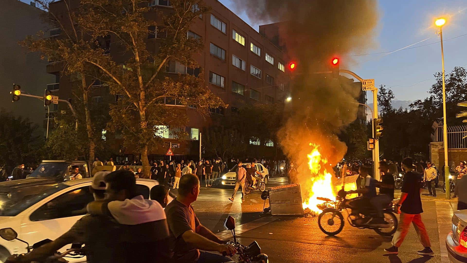Aumentan a cinco los manifestantes condenados a muerte en Irán