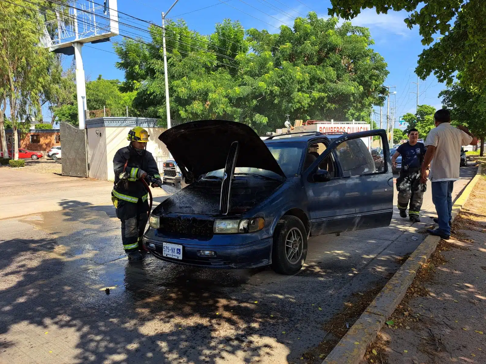 Auto se quema en Culiacán