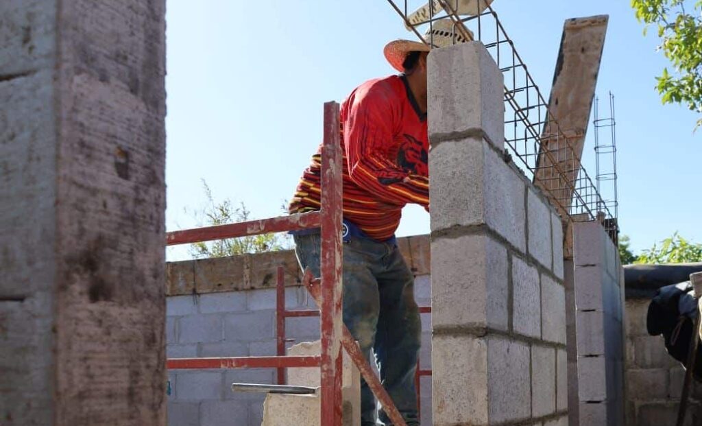 Ayuntamiento de Navolato destina 20 mdp para construir cuartos y techos para familias vulnerables