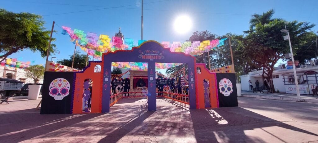 Badiraguato conmemora el Día de Muertos con altar en Zócalo