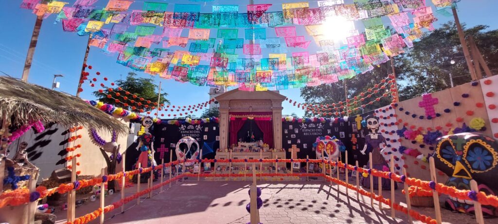 Badiraguato conmemora el Día de Muertos con altar en Zócalo
