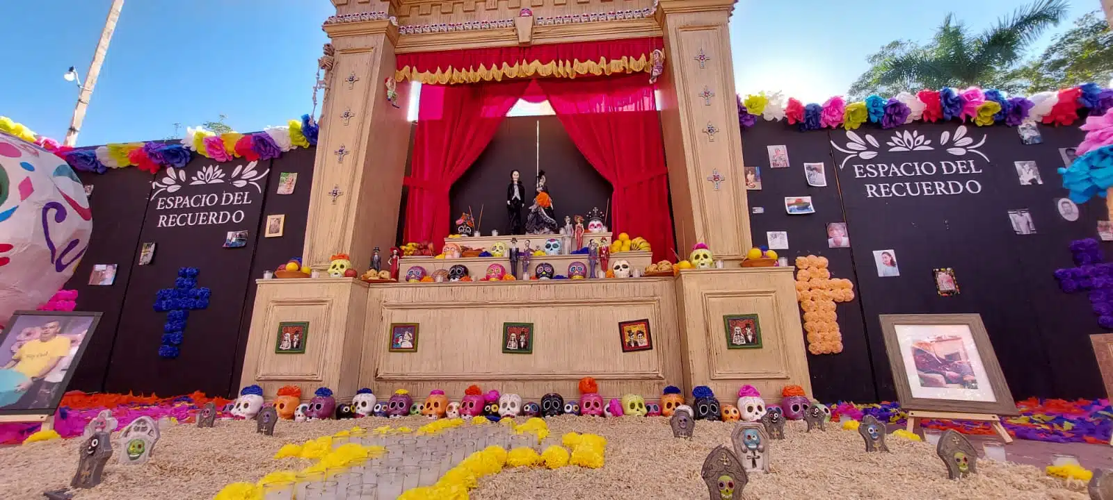 Badiraguato conmemora el Día de Muertos con altar en Zócalo (4)