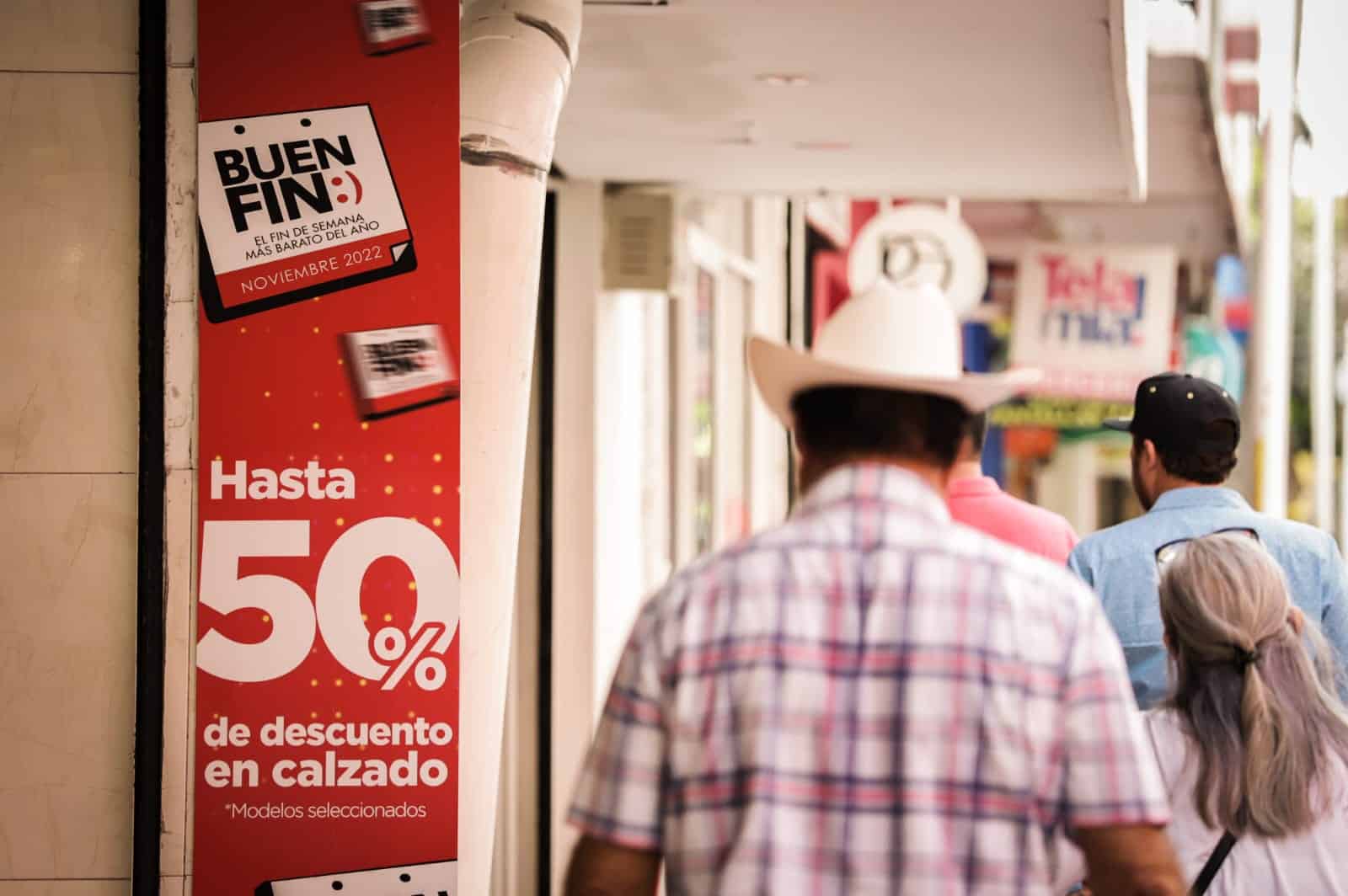 Personas entrando a tienda por Buen Fin 2023
