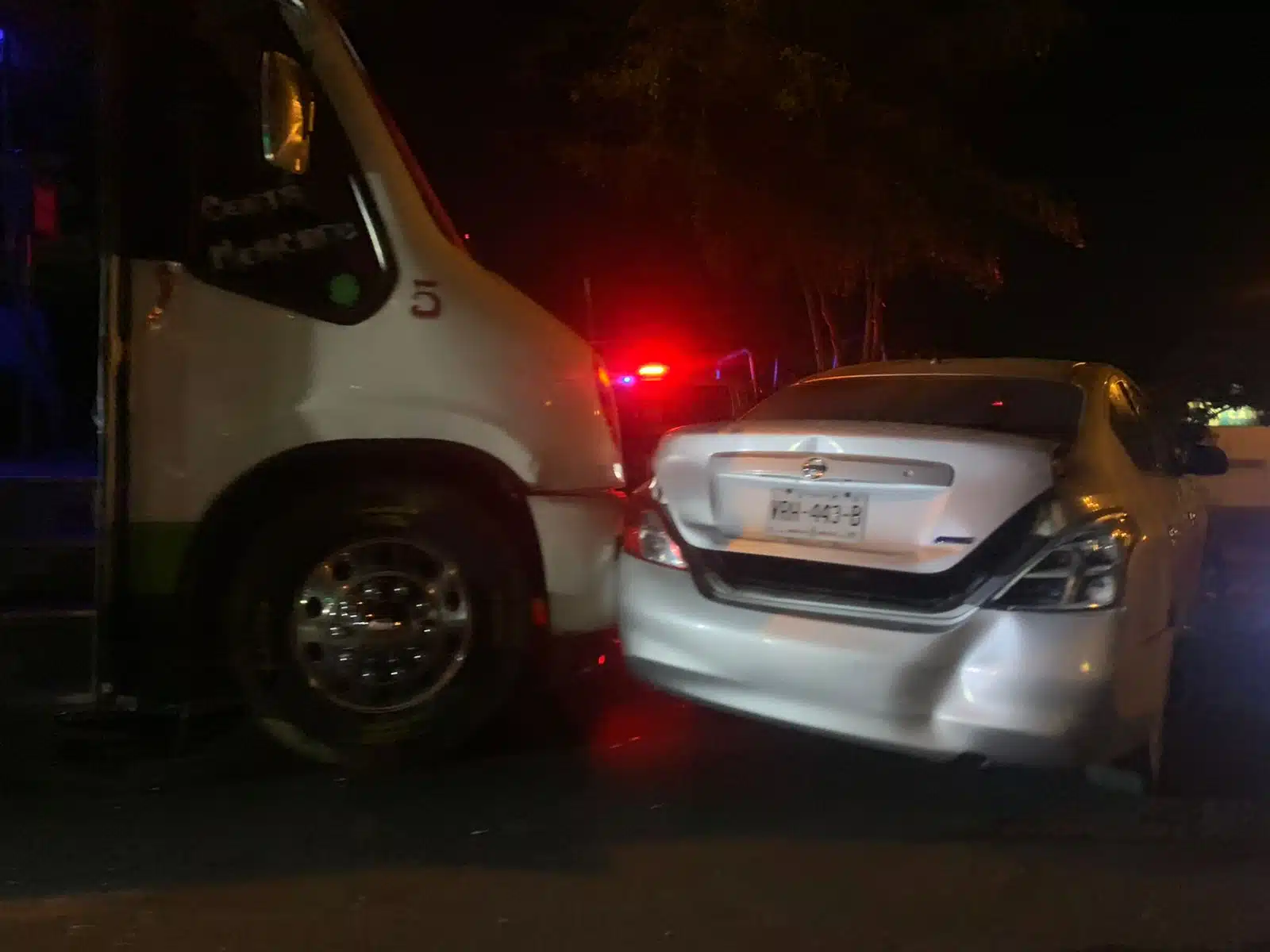 Camión urbano y automóvil protagonizan accidente en Mazatlán