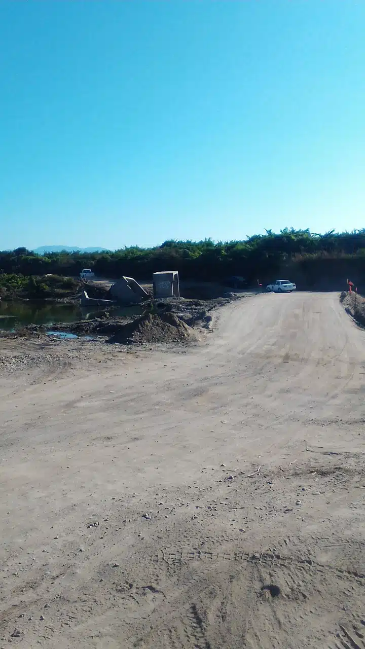 Camiones pesados vado sobre el río Quelite