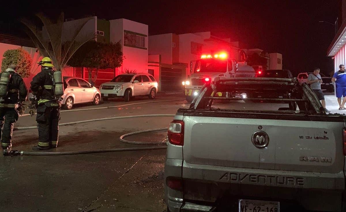 Camioneta circulaba sobre una de las calles del Fraccionamiento Alteza en Culiacán cuando se incendió