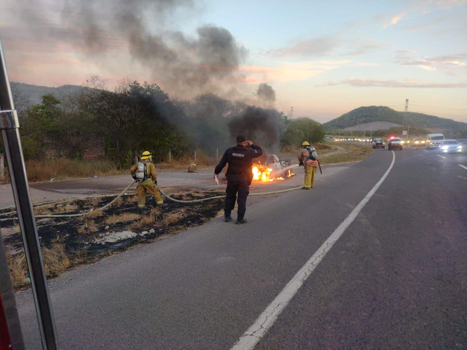 Camioneta queda calcinada en La Laguna Colorada, al sur de Culiacán (2)