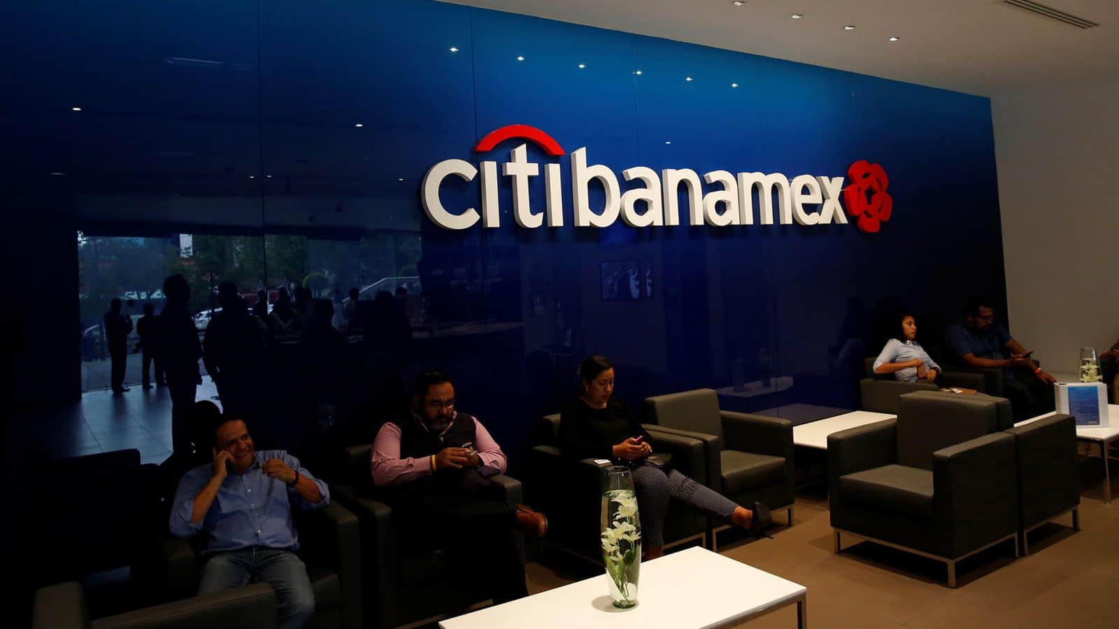 Carlos Slim retira compra de Banamex