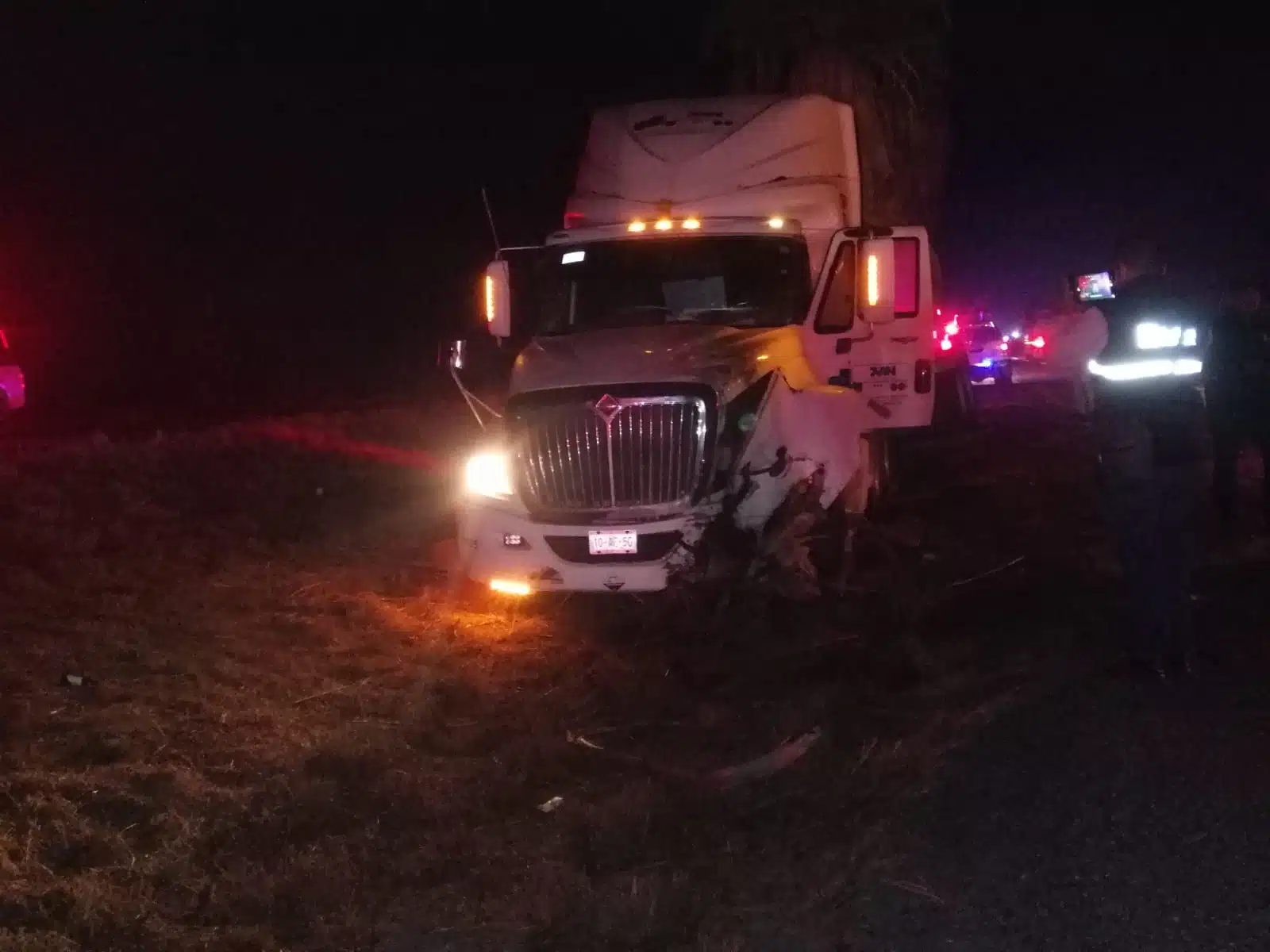 Choque tráiler con amoniaco cuerpos de emergencia en Ahome