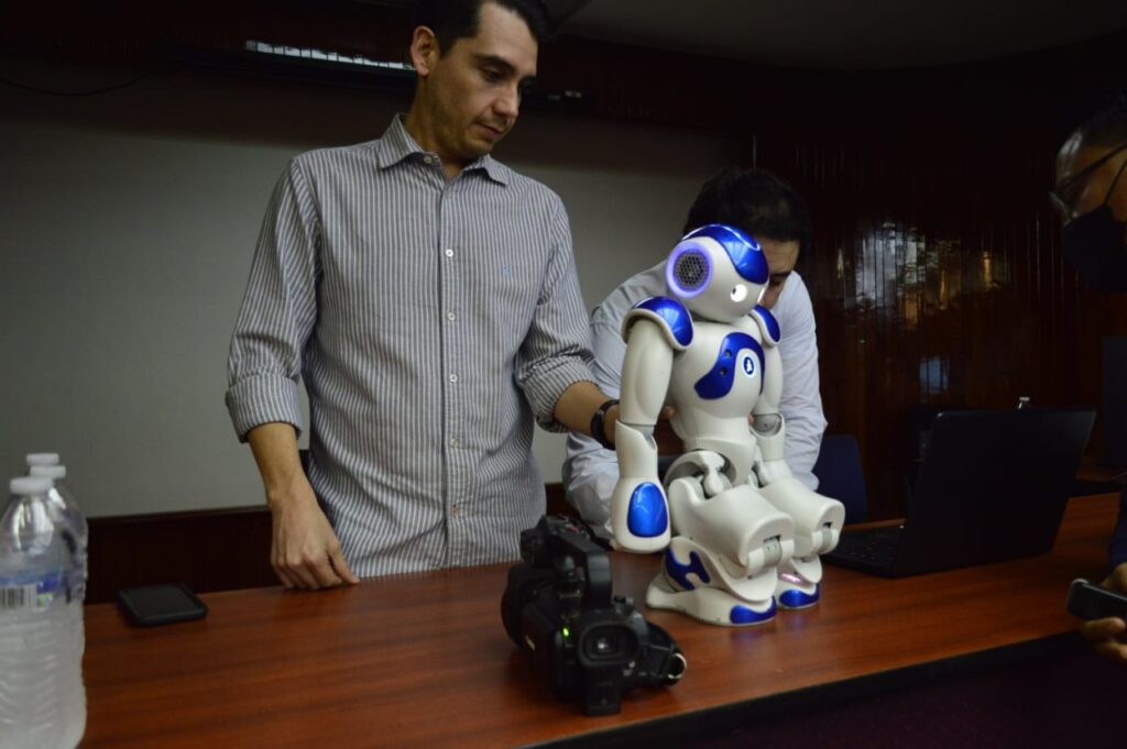 Con el robot humanoide “Nao”, niños y niñas disfrutan de la ciencia y tecnología (2)