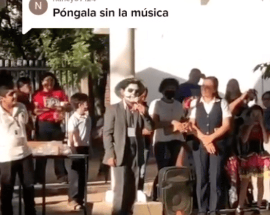 Con una calaverita niño recuerda a su padre