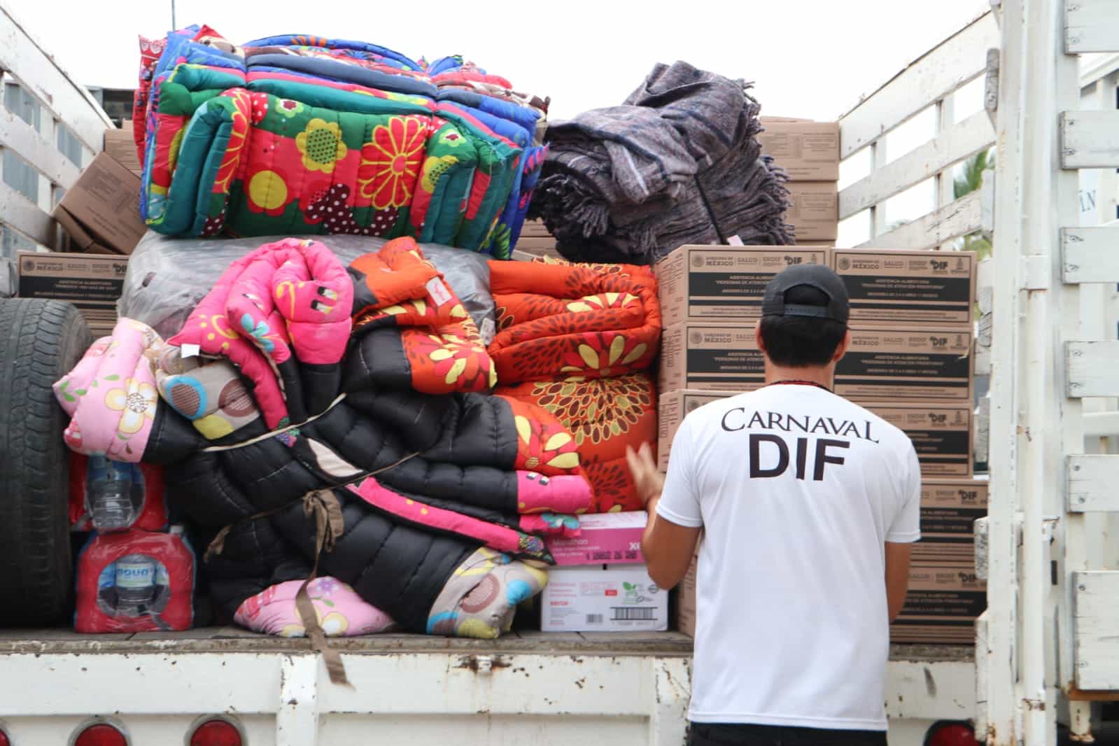 Entrega de apoyos por DIF