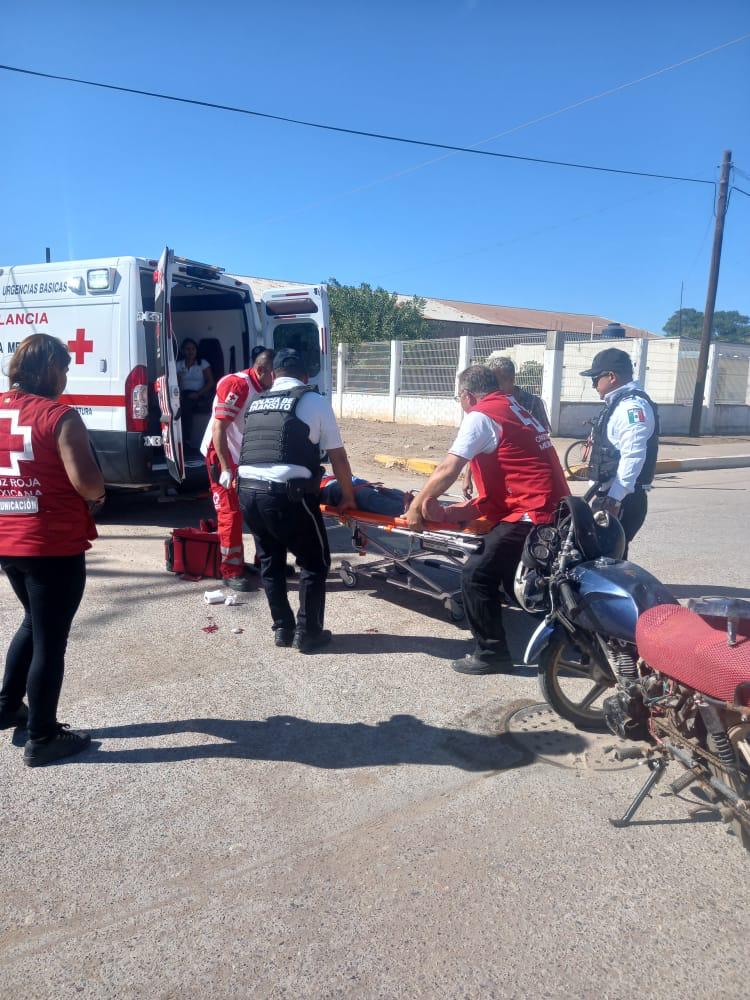 Dos heridos al chocar motocicleta y camioneta en Alhuey