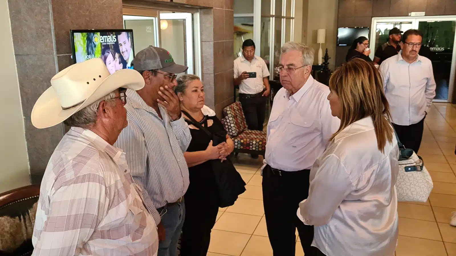 El gobernador del Estado Rubén Rocha Moya acompañado por la titular del Semujeres, María Teresa Guerra Ochoa .