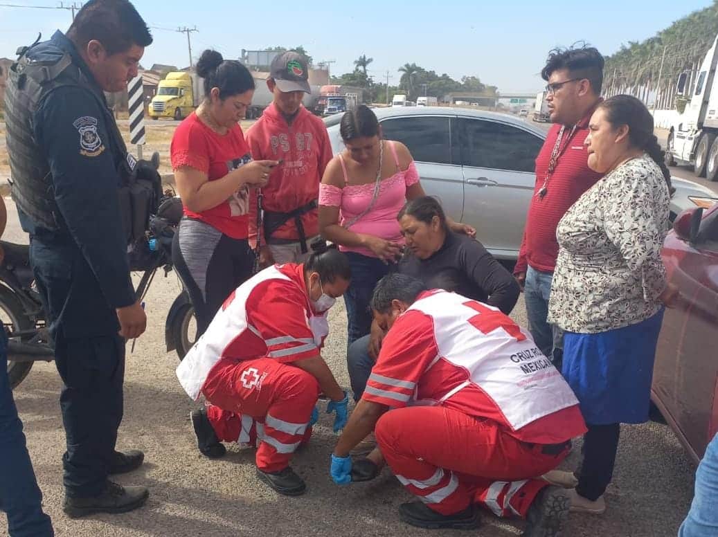 Embisten a madre e hijo por la carretera México 15 en Guasave
