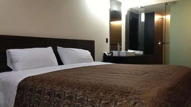 Empleados de hotel localizan un cadáver en una de las habitaciones