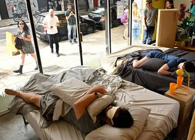 Empresa paga por irse a dormir una siesta a una tienda en Argentina