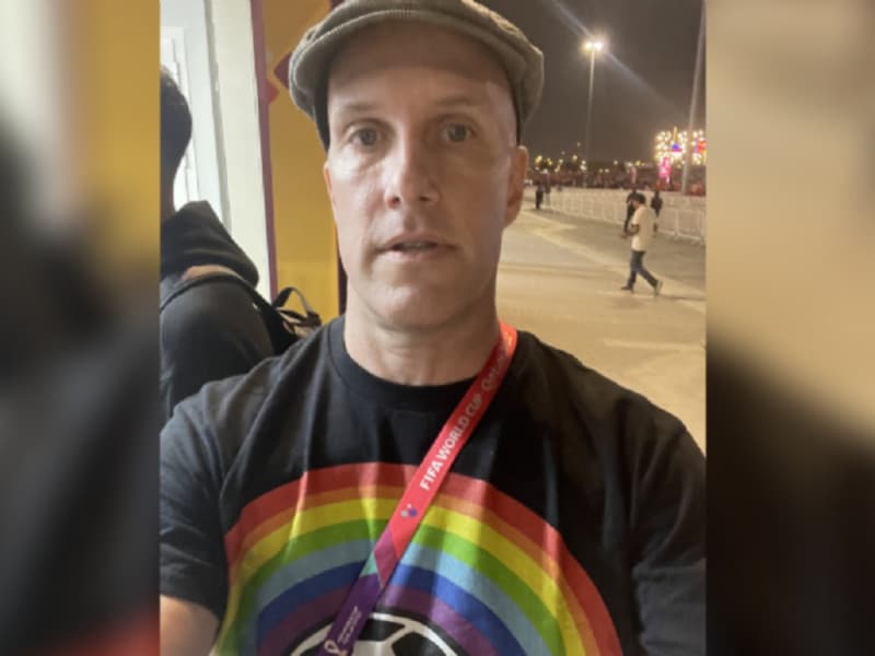 En Qatar, detienen a periodista y le impiden entrar a un estadio por traer una playera con arcoíris