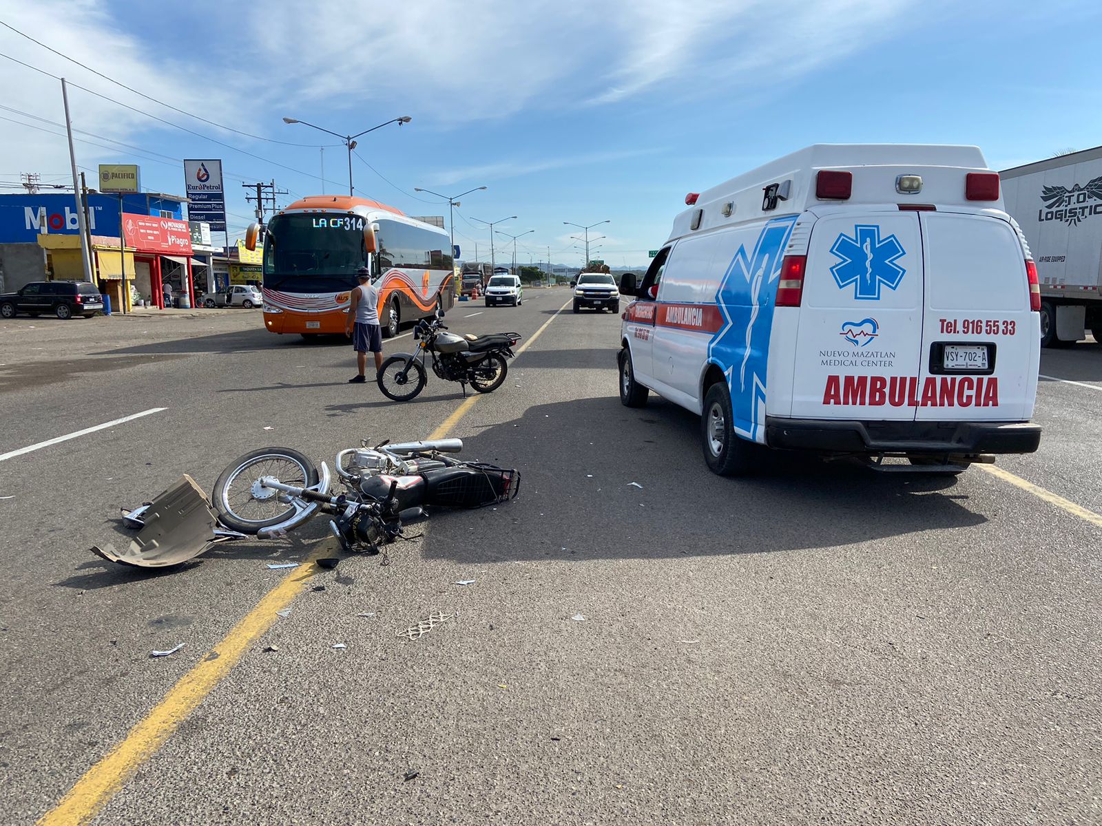 En su moto, se estrelló contra el pavimento