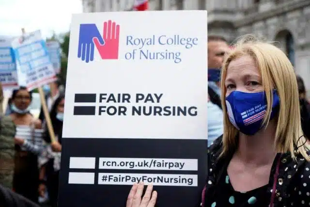 Enfermeros de Reino Unido demandan aumento salarial