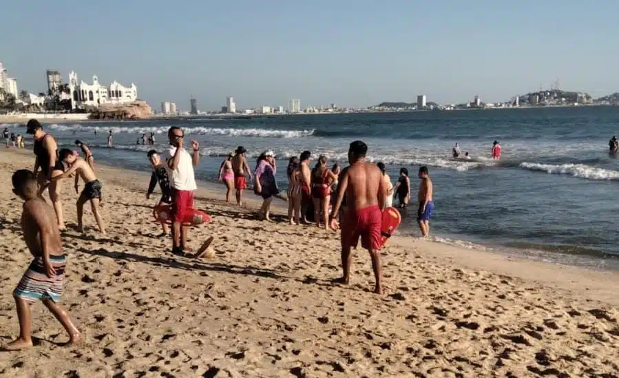 Escuadrón acuático rescata del mar a joven turista de Guanajuato en playas de Mazatlán